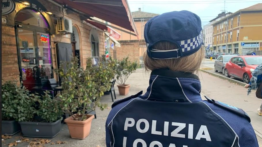 L’uomo è stato rintracciato dalla Polizia locale e bloccato dopo l’evasione