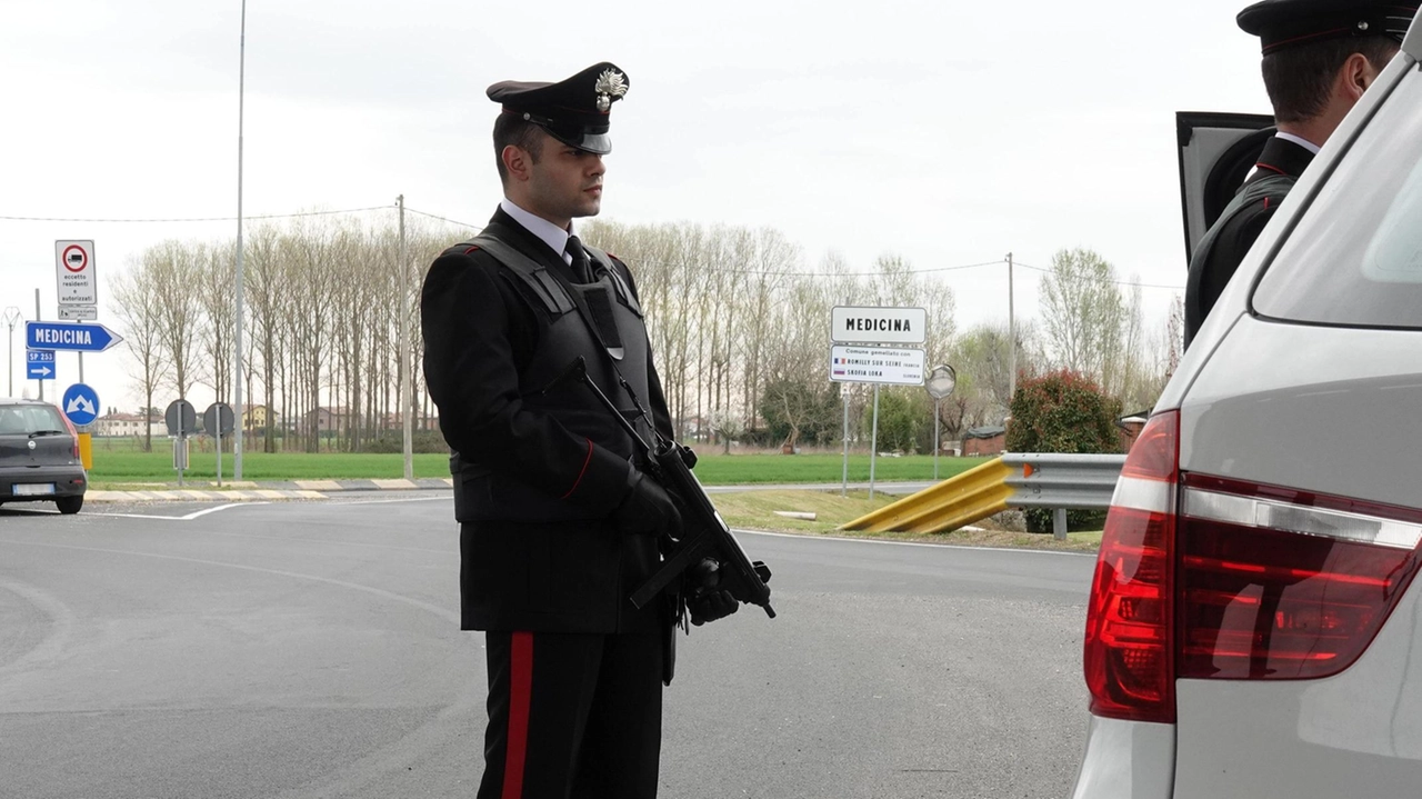 I carabinieri hanno bloccato l’uomo utilizzando lo spray urticante in dotazione