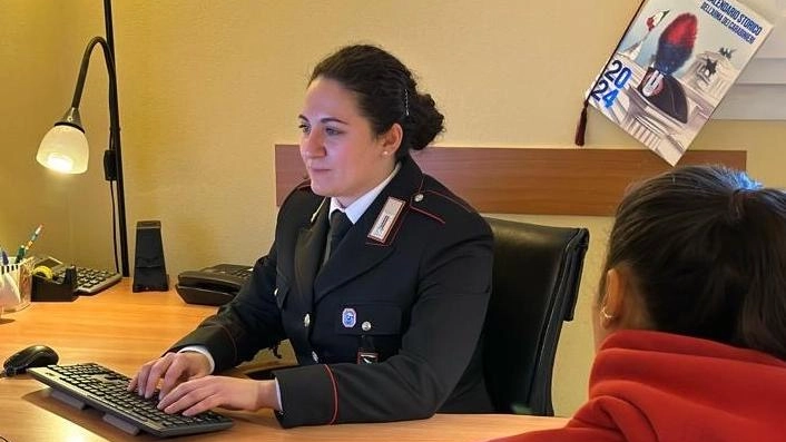 Secondo le indagini dei carabinieri, l’uomo, uno straniero 39enne, ha insultato, minacciato e picchiato la moglie