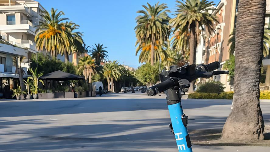 Nuovo codice della strada: "Casco per i monopattini?. Meglio se legato alla velocità"