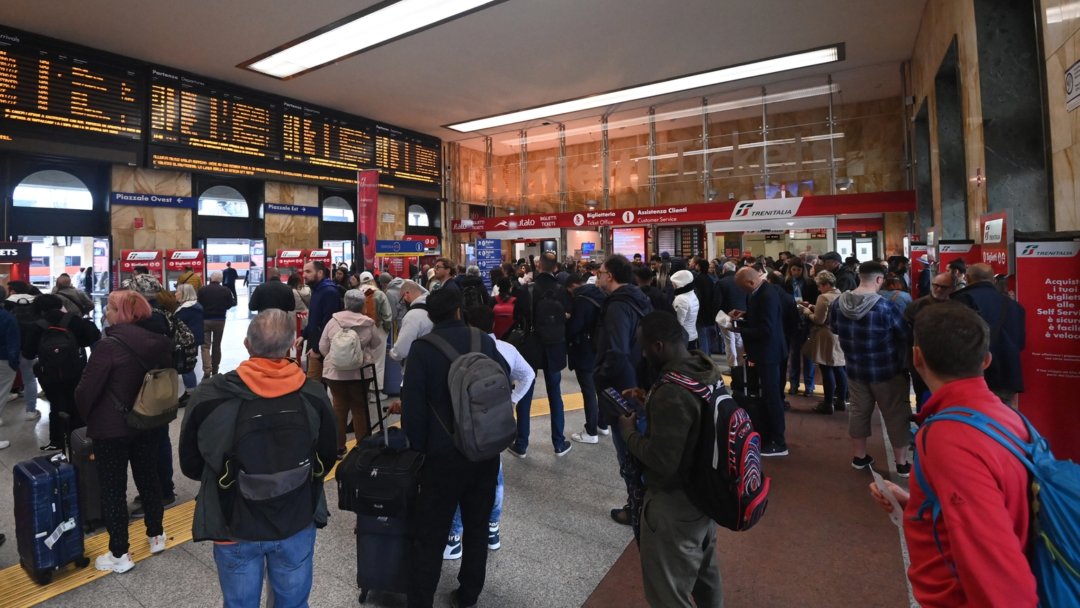 Le ripercussioni non sono limitate alle tratte regionali. La lista dei treni cancellati, limitati e che subiscono modifiche di percorso. Dove resta sospesa la circolazione