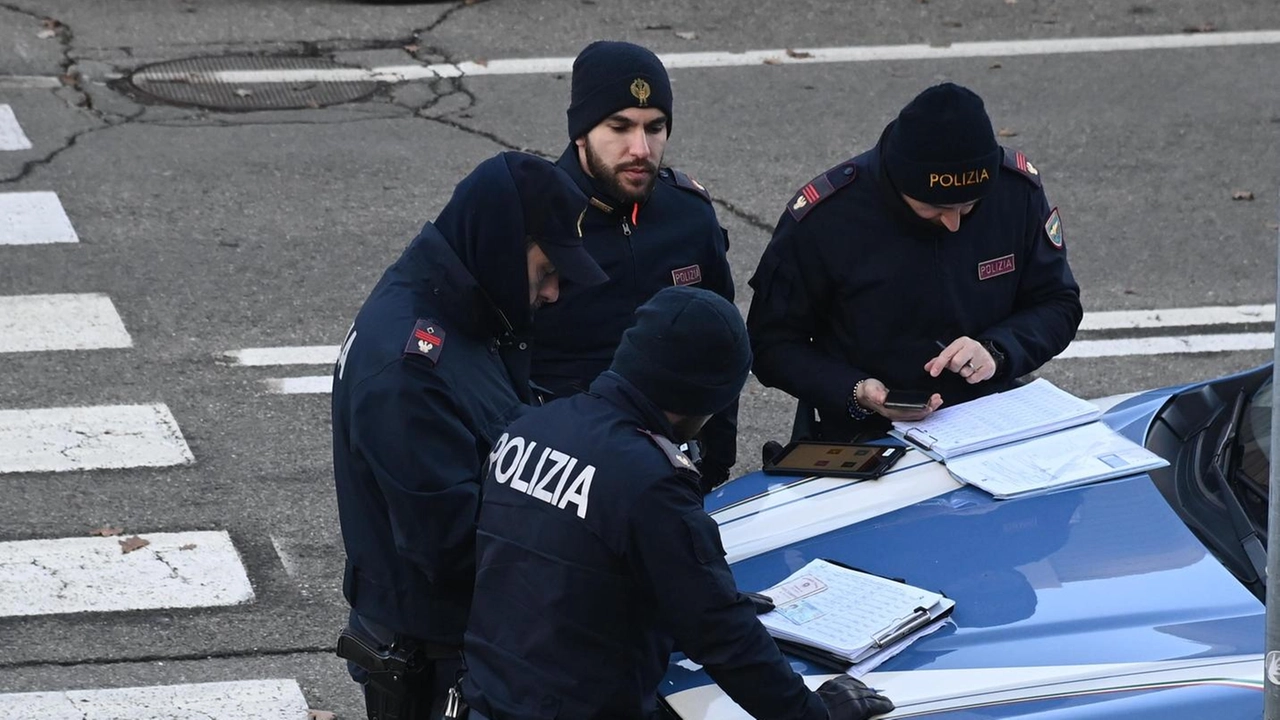 I piedi di porco, cacciavite, cavalletti in acciaio e il coltello trovati dagli agenti