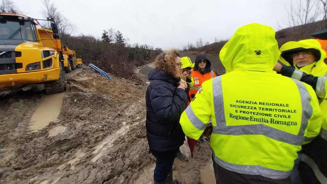 Un canale di scolo per disinnescare il lago effimero ai piedi della frana