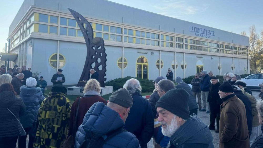 La scultura di Giorgio Antinori davanti alla polisportiva La Combattente