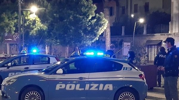 Polizia, a casa di una 58enne trovata una pianta di marijuana che avrebbe prodotto 200 grammi di sostanza stupefacente