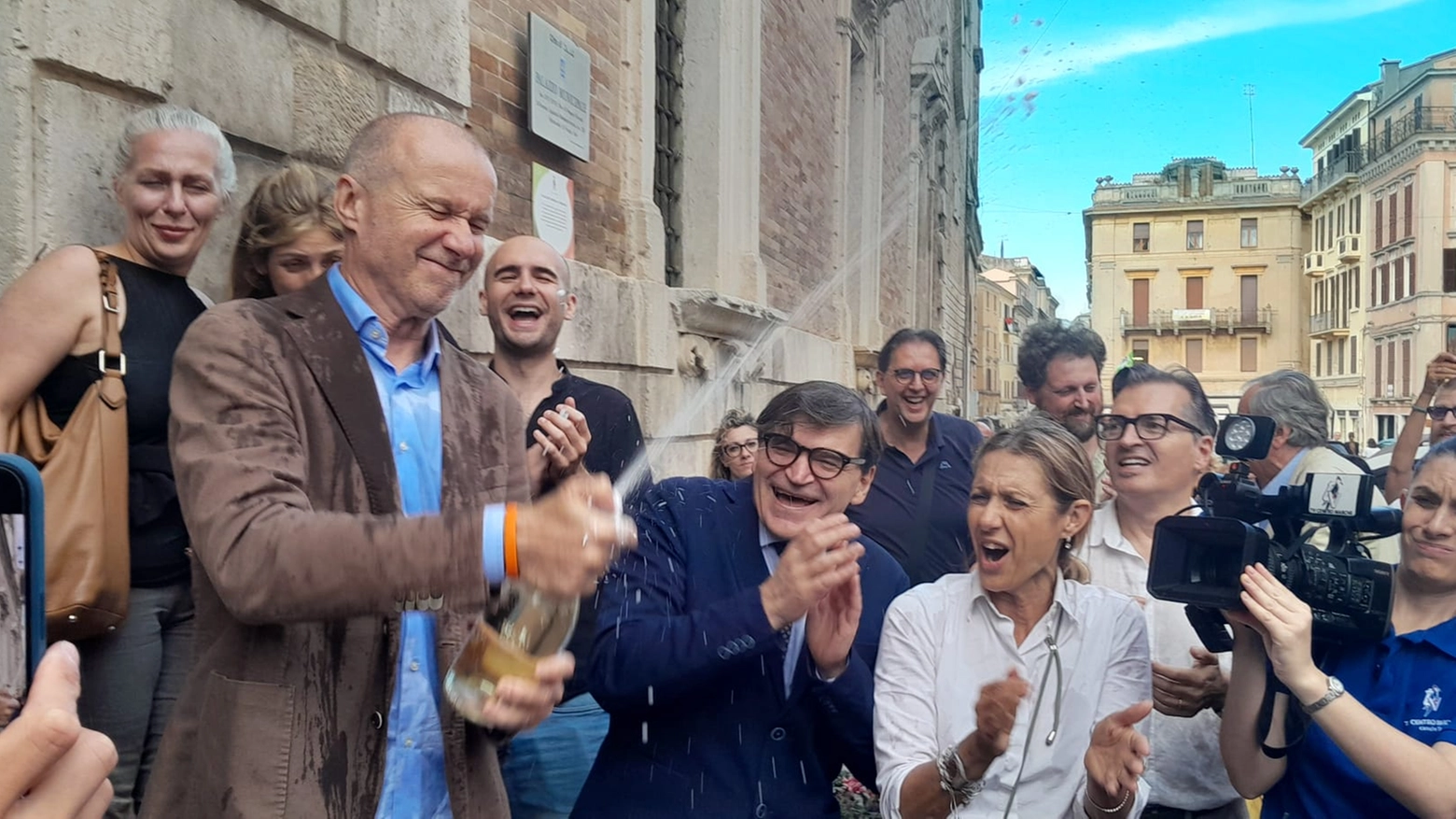 Francesco Pirani è il nuovo sindaco di Osimo, festa e brindisi