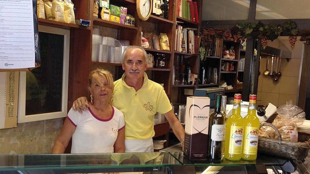 Morena Stella e Guglielmo Barbetta dietro al bancone, dove li hanno visti i tantissimi clienti serviti in questi anni (Zani)