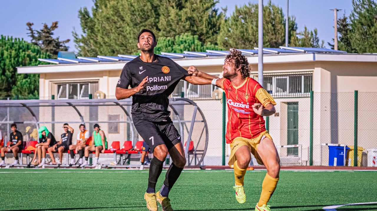 L’attaccante Luca Di Renzo, a segno anche contro la Recanatese (foto O. Chianese