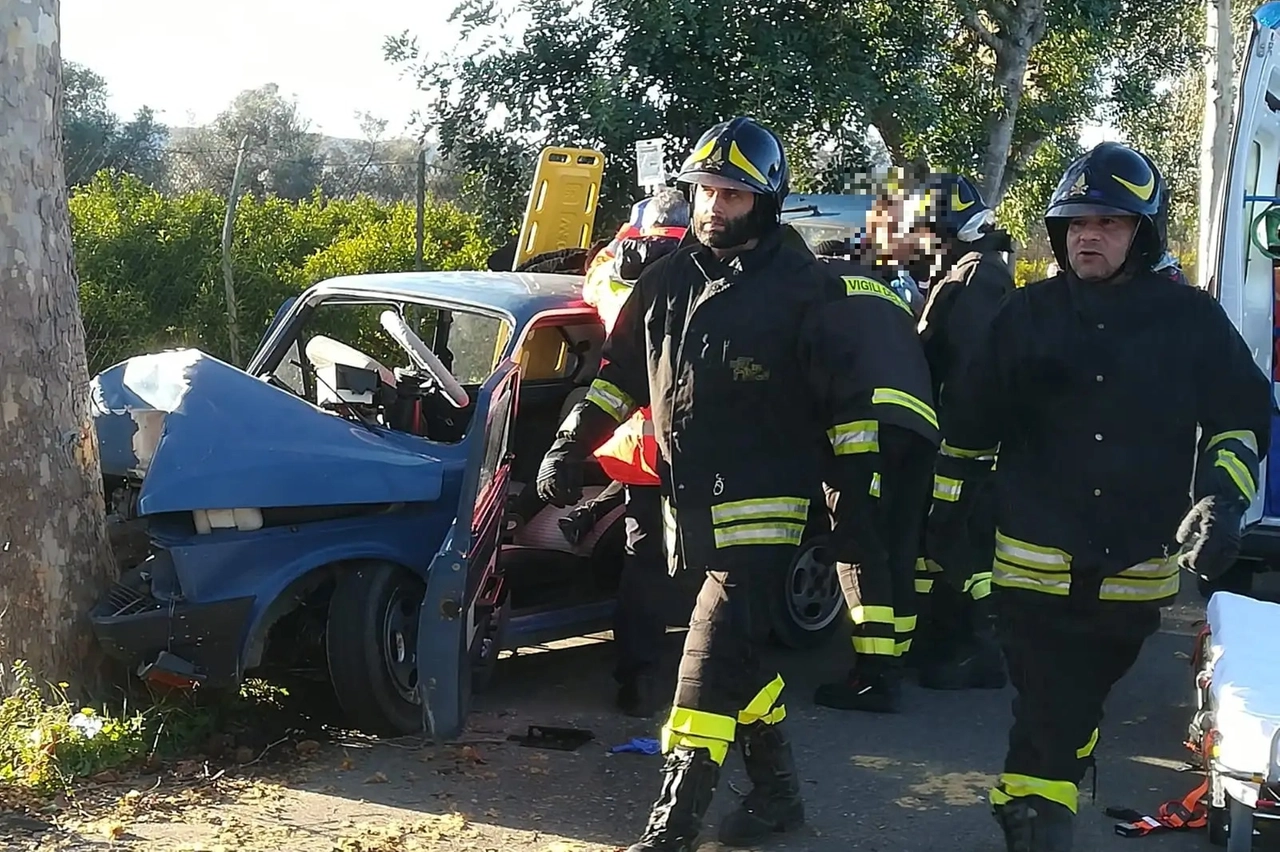 E' stato necessario l'intervento dei vigili del fuoco per estrarre la salma dall'abitacolo