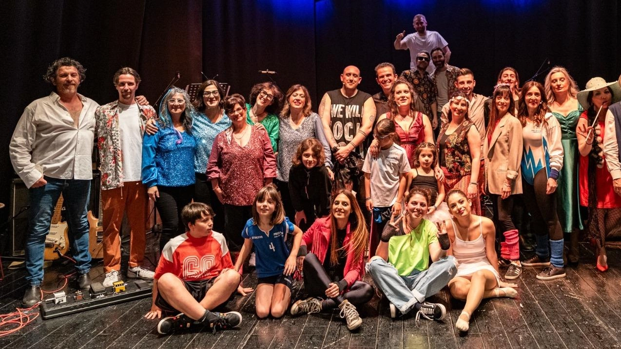 La compagnia teatrale ‘A Egregie Cose’ porta in scena il musical ‘Back to the musical’ al teatro comunale di Predappio, segnando il ritorno alle origini dopo la pausa forzata del 2020. Diretto da Fabrizio Ciani, lo spettacolo promette emozioni e un tributo al genere musicale, con un focus su solidarietà e amicizia.