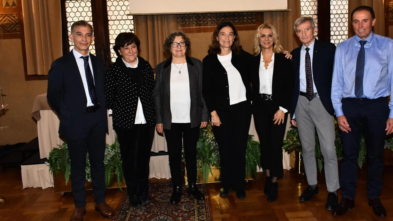 La candidata presidente del centrodestra ieri in città all’Hotel Posta: "Metteremo le persone al centro". Ad appoggiarla il suo listino civico, in corsa anche Tarquini: "Vogliamo un’alternativa, Elena ha visione". .