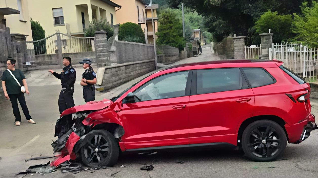 Due feriti in incidente sulla statale 63 a Puianello: scontro frontale tra Peugeot e Skoda coinvolge anche una Volkswagen. Intervento del 118 e delle forze dell'ordine.