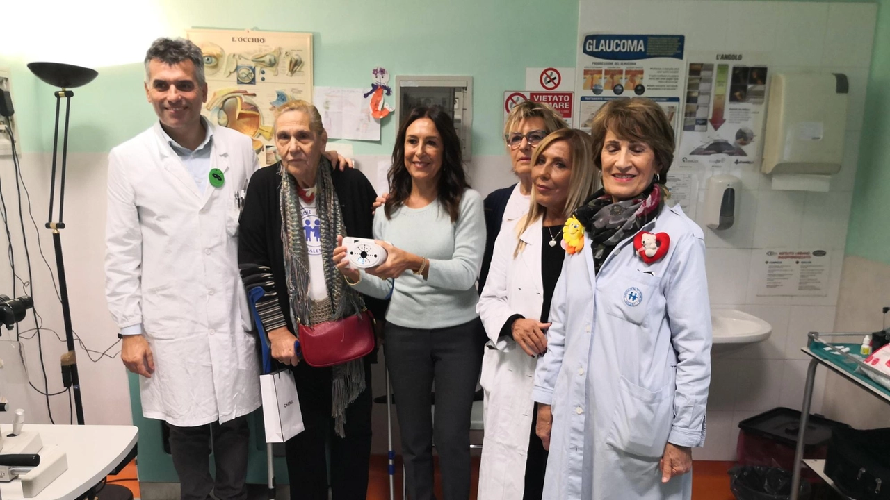 La donazione del refrattometro binoculare dalla presidente delle patronesse