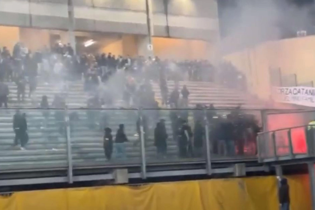 ++ Scontri tifosi durante Padova-Catania, polizia in campo ++