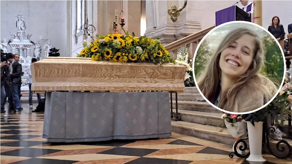 I funerali si sono tenuti alla basilica di Santa Giustina di Padova. Presente anche un gonfalone listato a lutto dell’amministrazione comunale partenopea