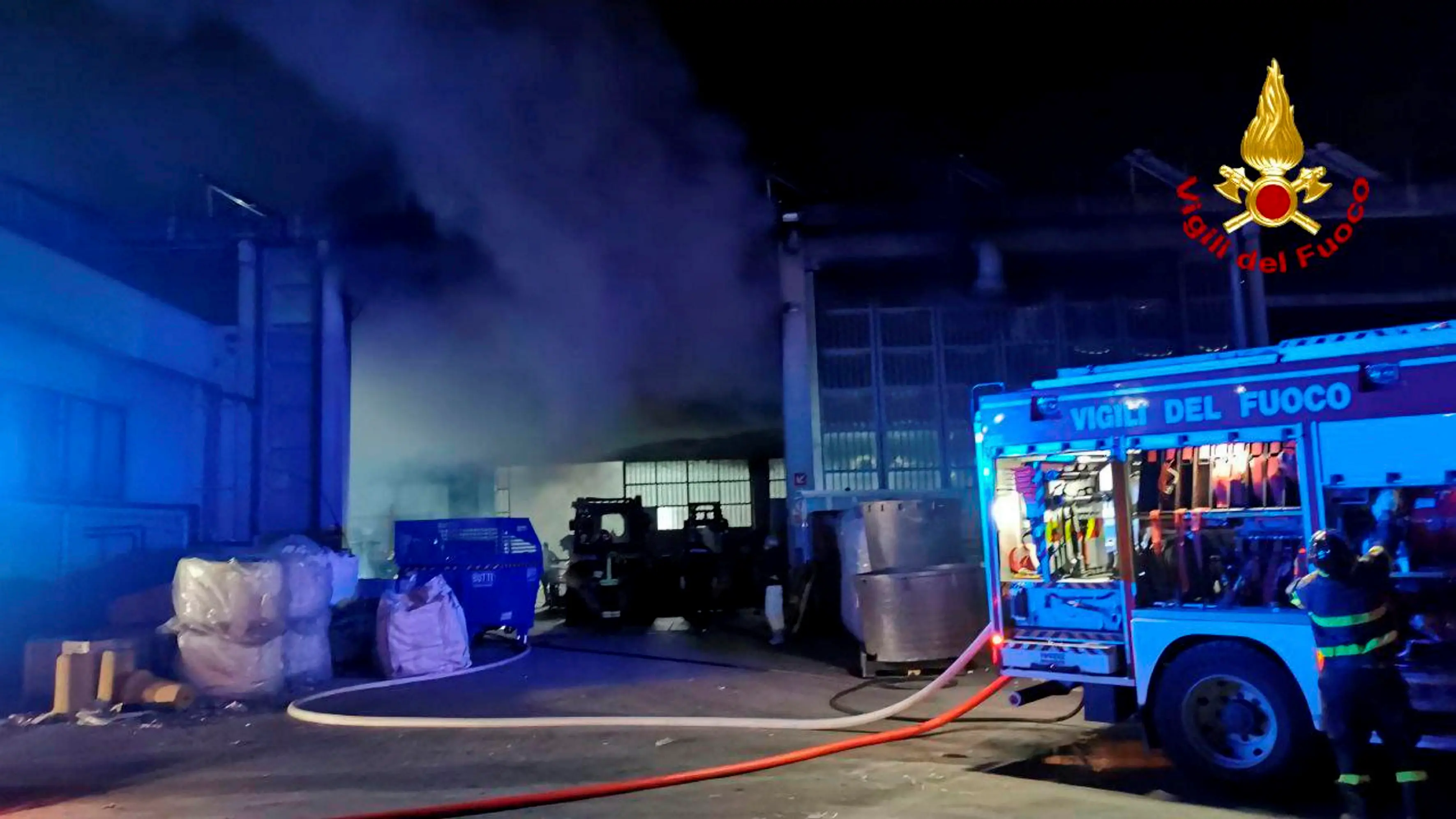 Incendio a Savignano sul Rubicone, fiamme al centro di raccolta dei rifiuti