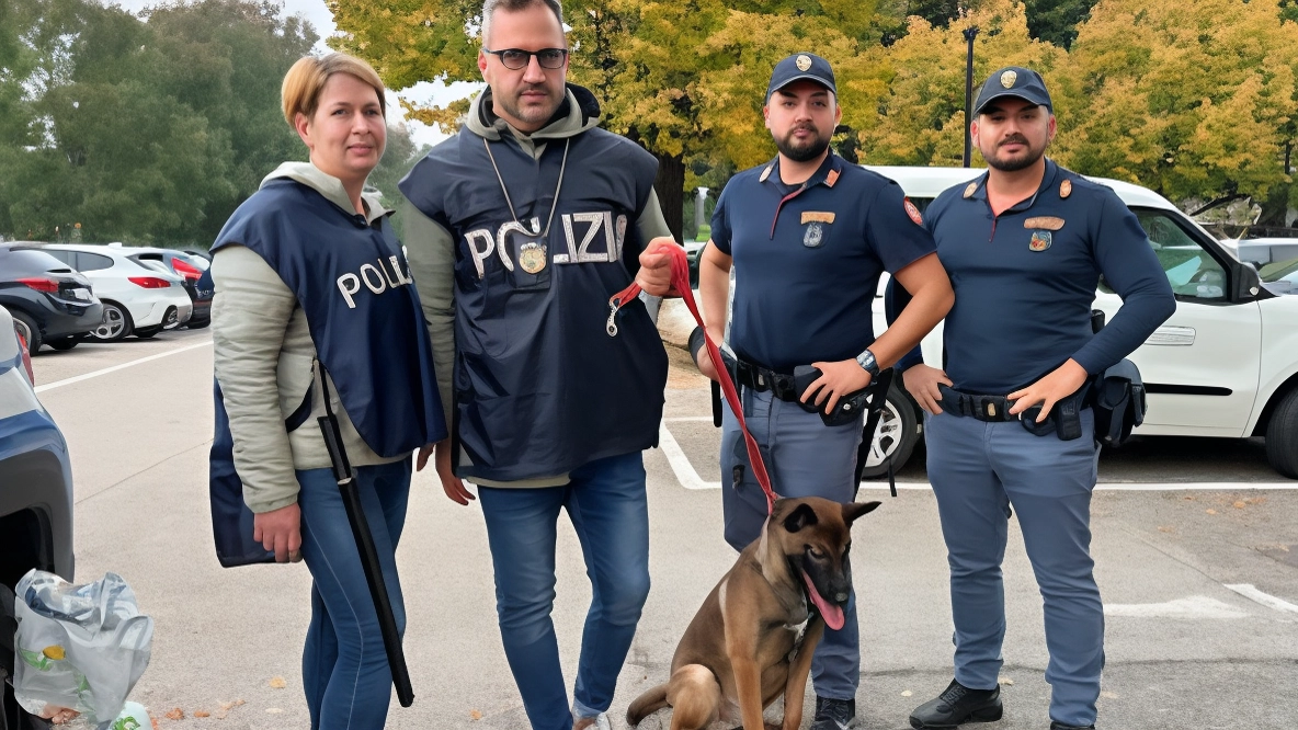 Gli agenti della polizia ferroviaria con uno dei pastori salvati