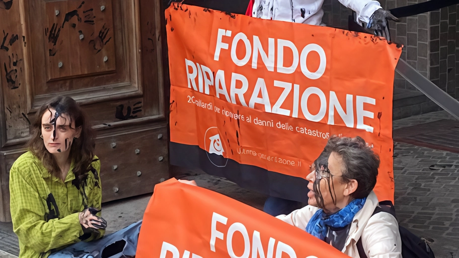 Blitz di protesta al Tribunale di Ancona: attivisti imbrattano la facciata principale con vernice nera. Denunciati per danneggiamento e altri reati, alcuni ricevono Fogli di Via Obbligatori.