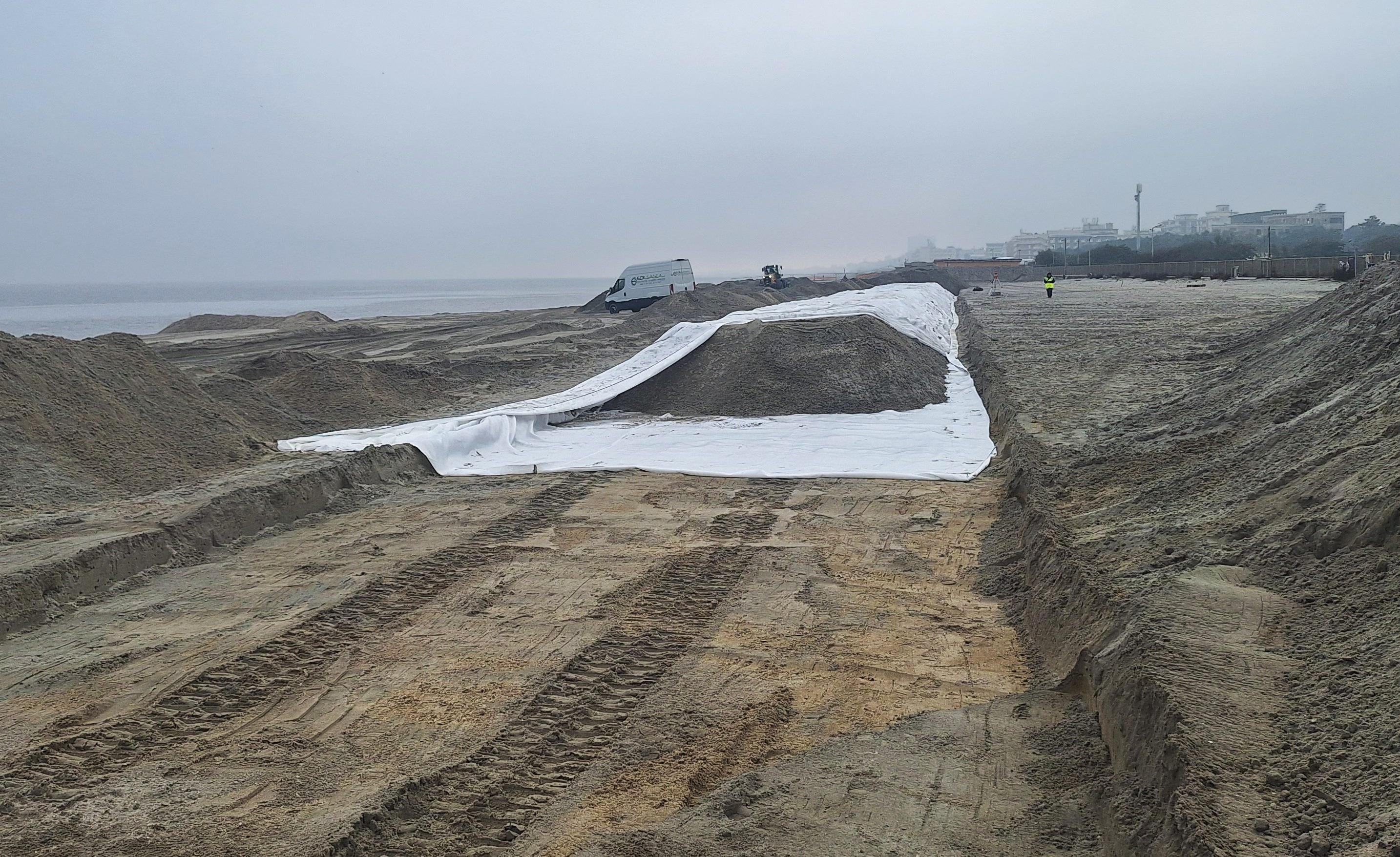 Mareggiate, ecco le nuove dune ‘sperimentali’ sulle spiagge della Riviera: le foto