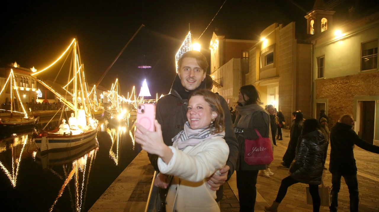 Selfie con il presepe (foto Ravaglia)