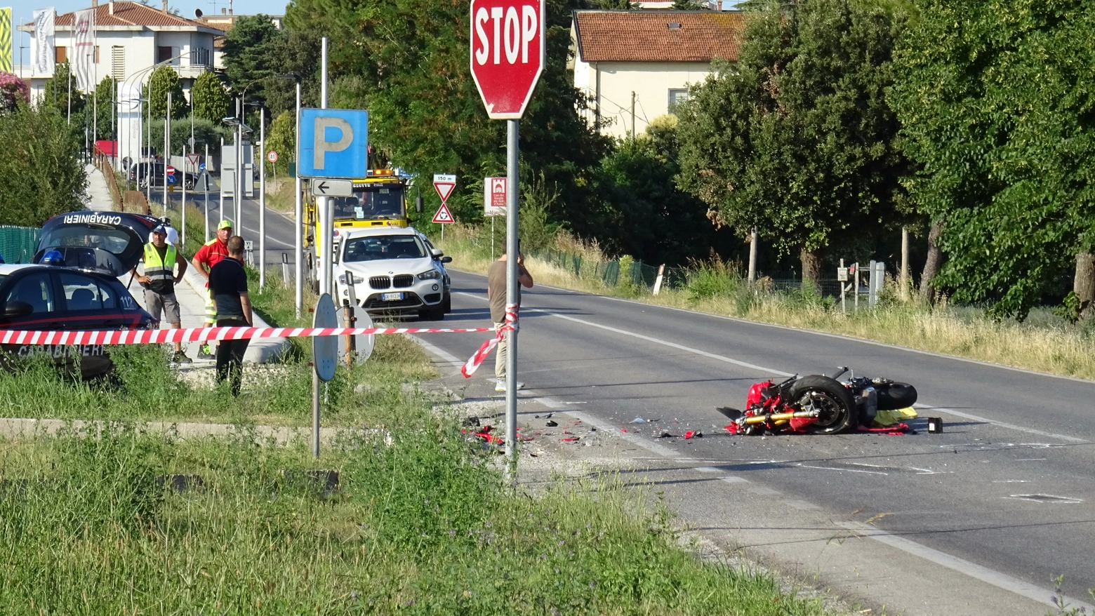 Violento incidente a Mondolfo, sulla strada Pergolese: moto contro auto