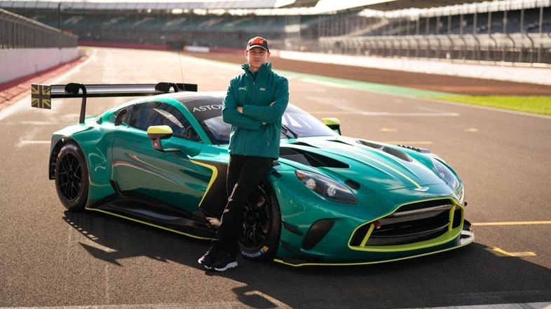 Il pilota riccionese corre nelle ‘gran turismo’: è stato ingaggiato da Aston Martin