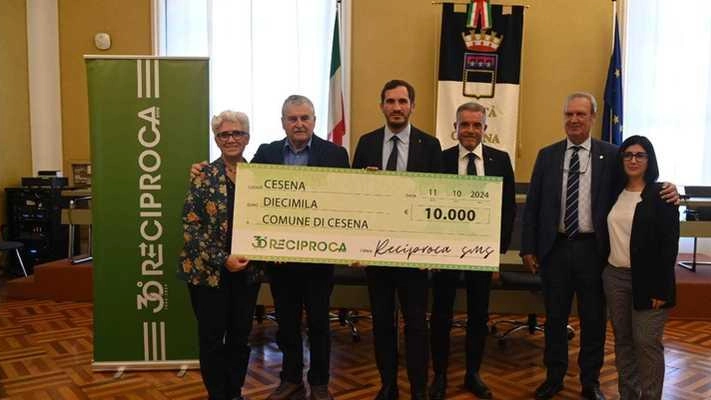 La società di mutuo soccorso che opera nel settore dei servizi sanitari è sorta dalla fusione tra i due enti emiliano-romagnolo e toscano. Premiati i soci storici e consegnata al Comune donazione di 10mila euro.