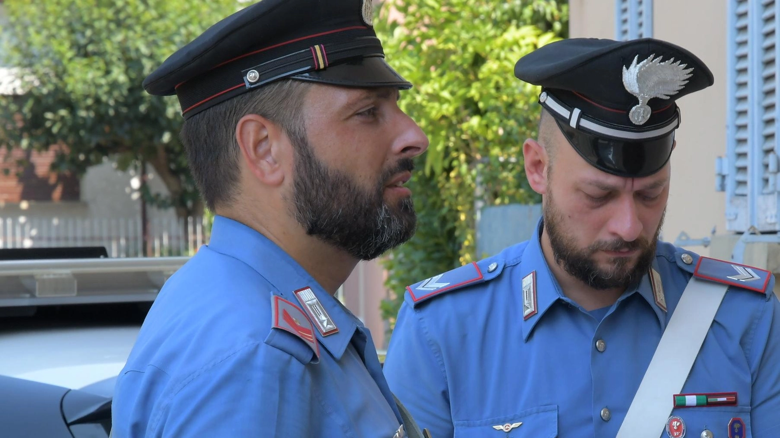 Giovane picchia la compagna. I carabinieri intervengono e scoprono serra di droga