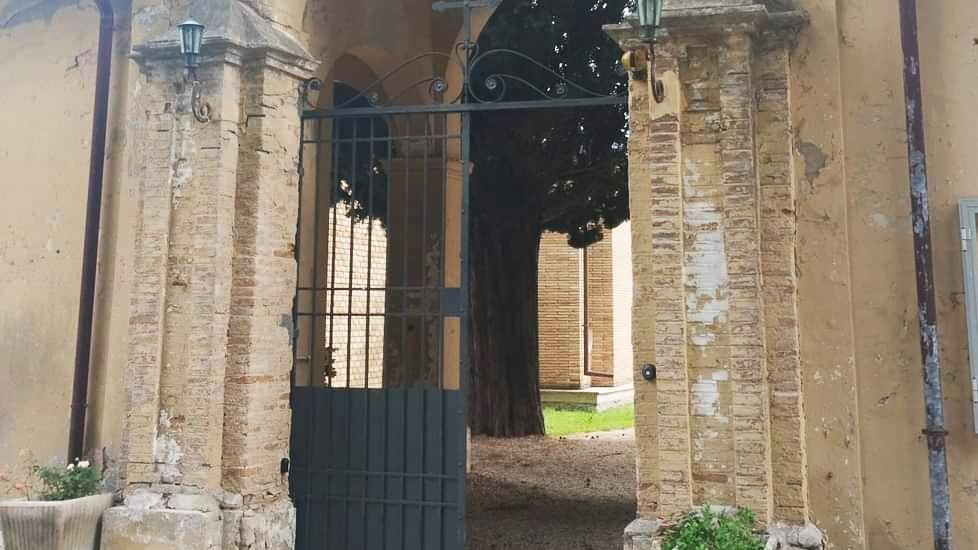 "Cimitero di Saltara, i cari lasciati nel degrado"