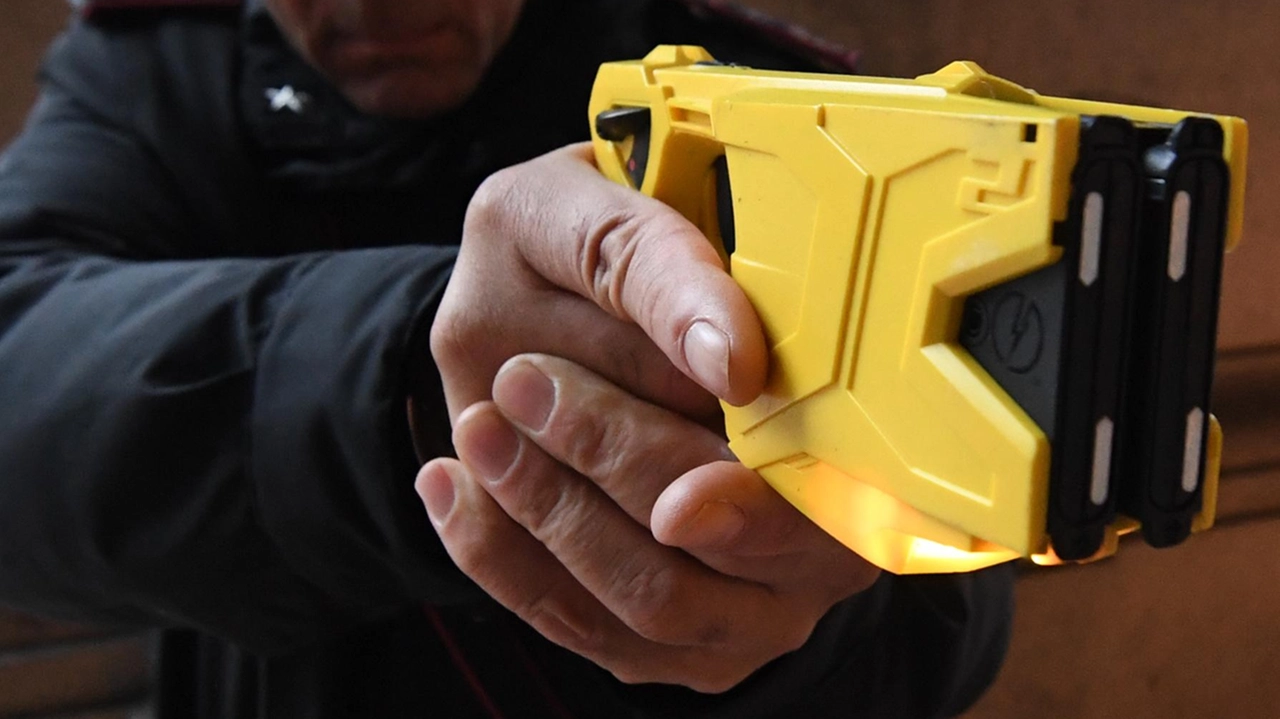 Un carabiniere mostra un modello di taser in dotazione all’Arma