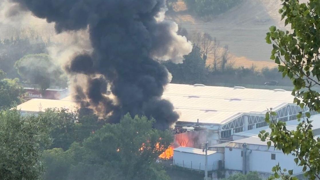 Incendio a Montegranaro, fiamme e paura al deposito del suolificio Sgm
