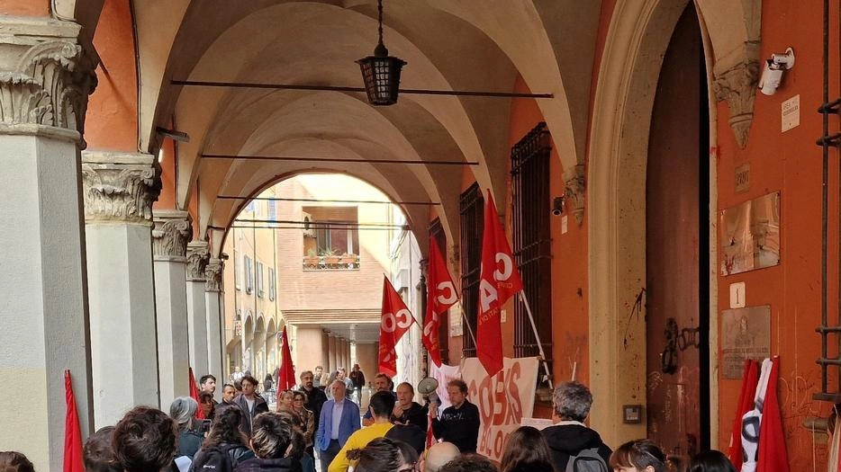 Intanto sale la rabbia dei docenti:: "I ritardi fanno perdere le lezioni"