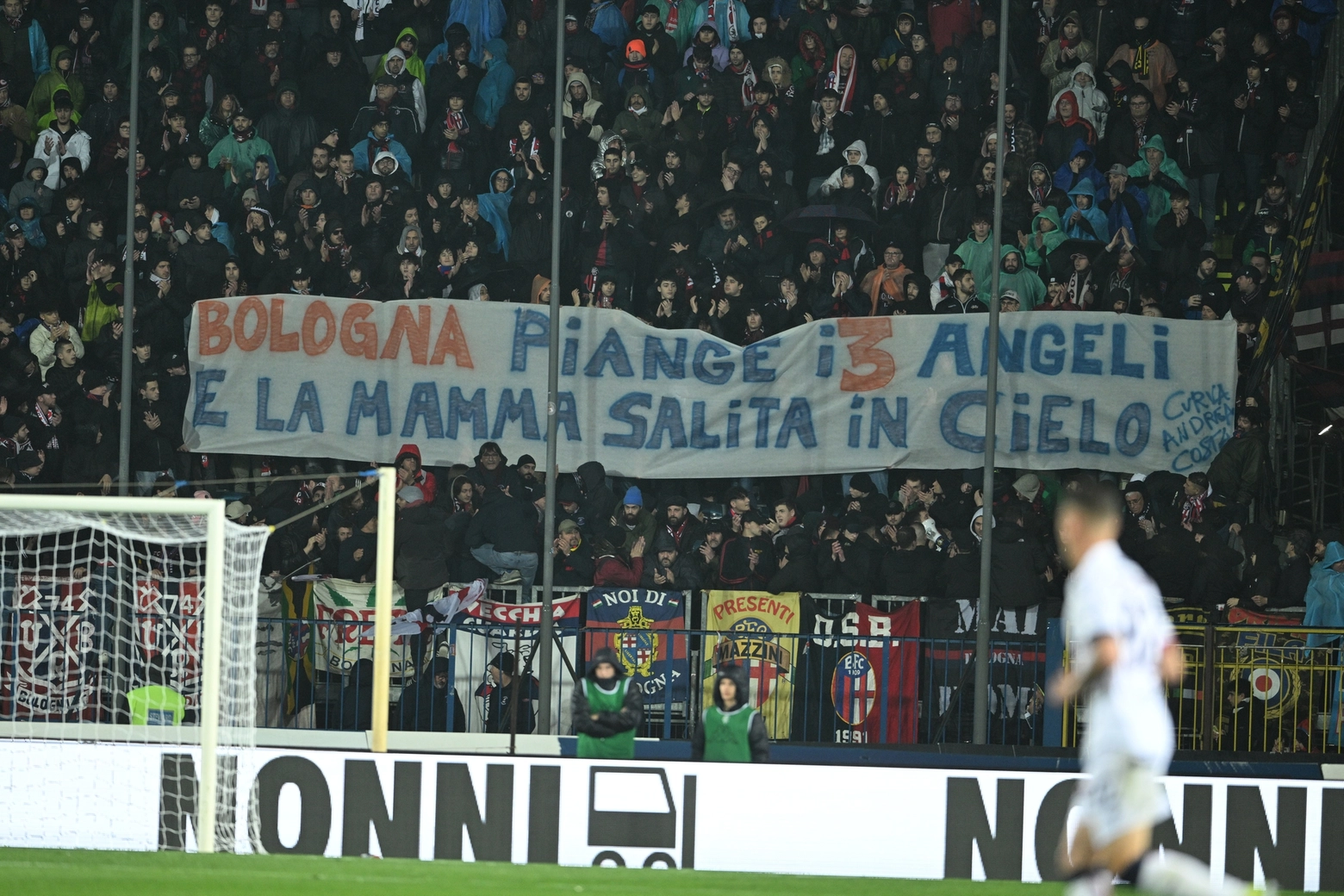 Lo striscione esposto dai tifosi del Bologna (ieri sera a Empoli) per ricordare mamma e bimbi morti nell'incendio