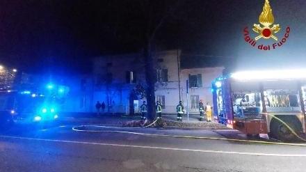 Struttura di accoglienza in fiamme. Paura per 15 persone: tutti salvi