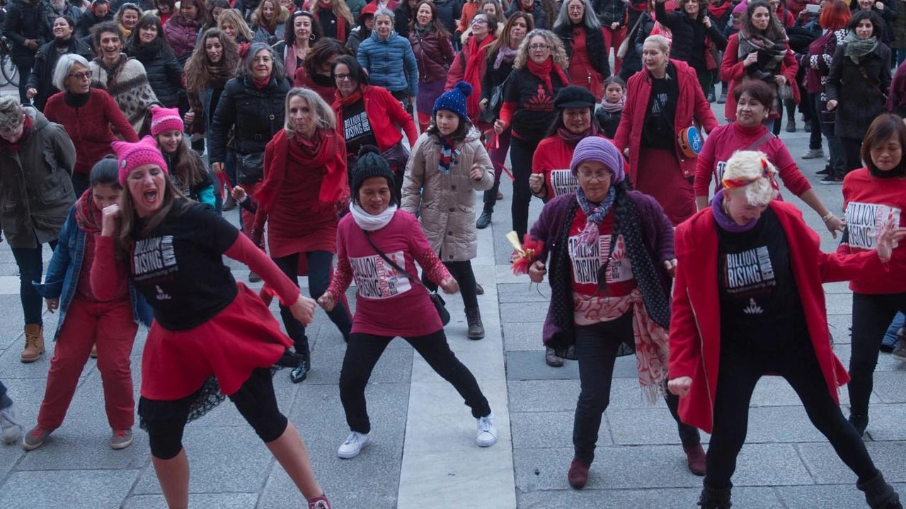 Un flash mob per dire basta alla violenza sulle donne (foto d’archivio)