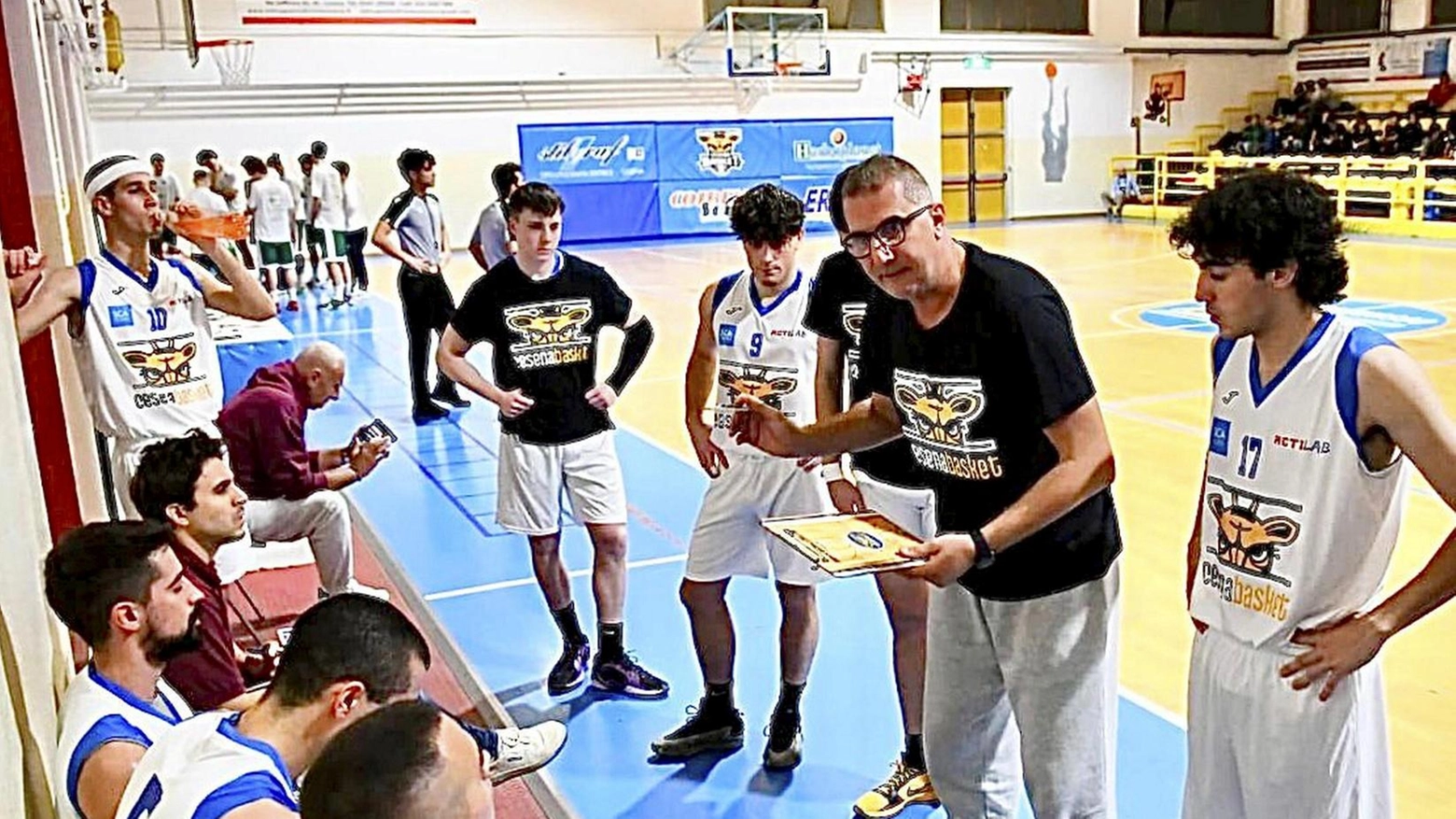 La Cesena Basket 2005 cerca la terza vittoria consecutiva contro l'Aics Forlì. Coach Vandelli punta sulla continuità e la determinazione del team per mantenere la striscia positiva in campionato.