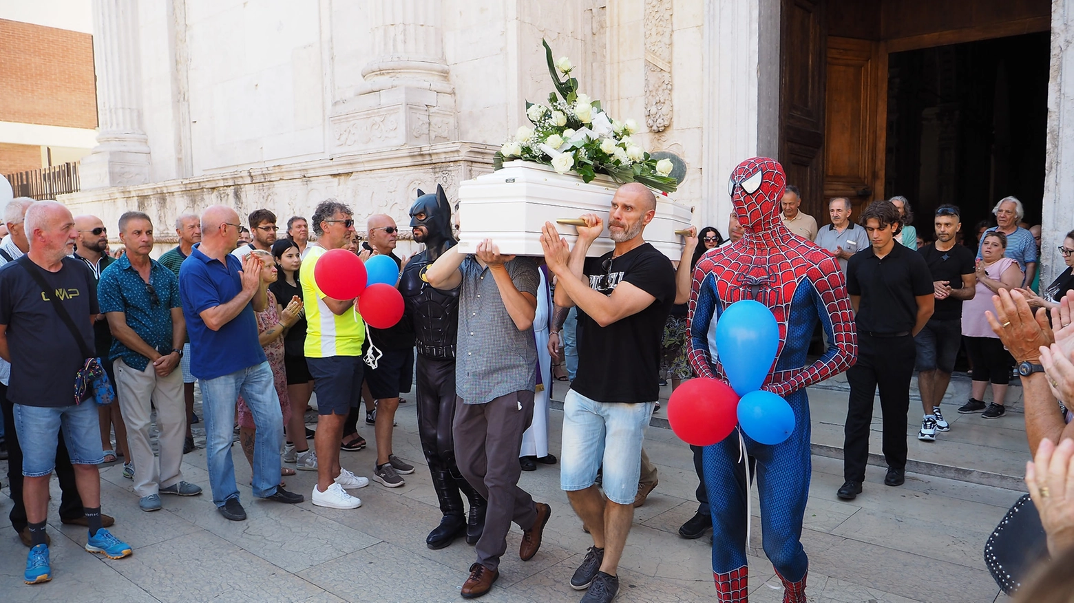 Folla sul sagrato del Duomo di Rimini, in tanti per l’ultimo saluto alla 39enne che si è tolta la vita portando con sé il figlioletto. Alla cerimonia, due amici del papà del piccolo erano vestiti da Spiderman e Batman, i due personaggi tanto amati dal bambino