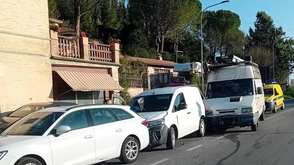 Tamponamento a catena a San Severino sulla SP361: quattro veicoli coinvolti, nessun ferito grave. Polizia locale al lavoro per accertare le cause e regolare il traffico.