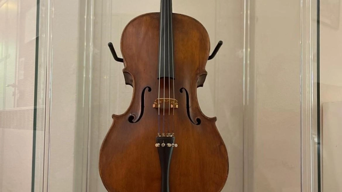 Donato un violoncello speciale alla scuola Vassura-Baroncini