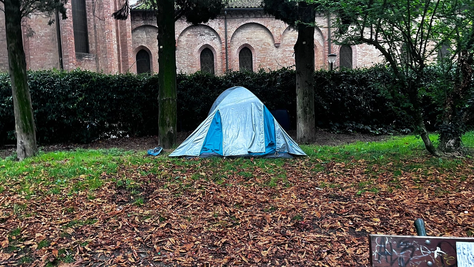 La tenda piantata dentro ai Giardini, vicino all’ingresso di via Castiglione