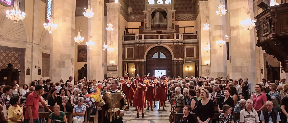 I festeggiamenti in onore di Sant'Emidio hanno preso il via con l'esposizione del 'Braccio di Sant'Emidio' in Cattedrale. Eventi e omaggi caratterizzano la celebrazione, con pellegrinaggi parrocchiali e esibizioni musicali previste.