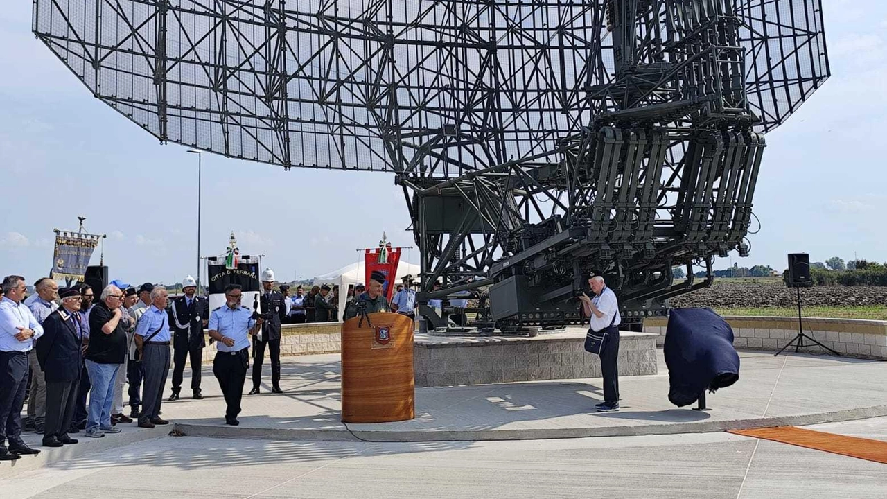 Alla base dell’Aeronautica ha inaugurato un monumento realizzato con lo storico radar Ares B. Il comandante: "Un simbolo per tutti noi"