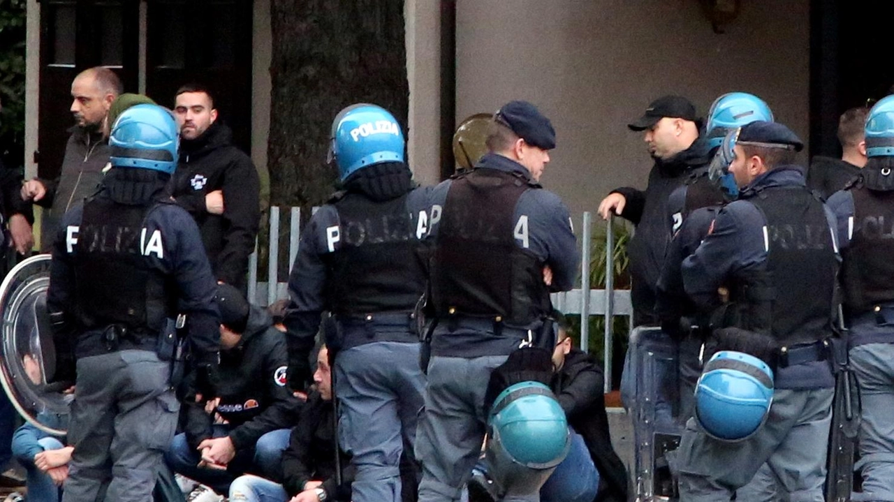 La partita del Cesena contro il Modena è in programma venerdì sera. Dopo gli scontri del 4 agosto con i tifosi del Padova la Questura. ha schierato un esercito di divise che saranno in azione dal pomeriggio. .