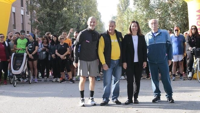 L'ottava edizione della 'Camminata Nastro Rosa' a Ferrara ha visto la partecipazione di circa 250 persone, tra cui autorità locali. L'evento non competitivo ha raccolto fondi per la Lilt, premiando i gruppi più numerosi.