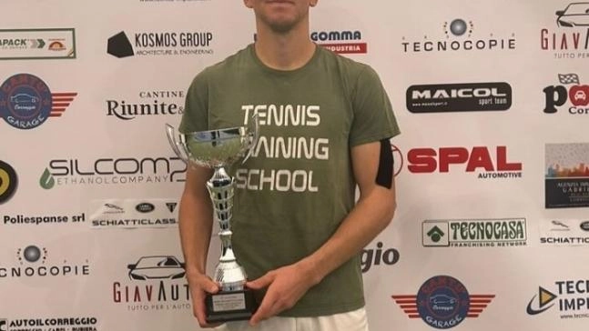 Andrea Guerrieri, classe 1998, col trofeo: ora. è il numero 519 della classifica Atp