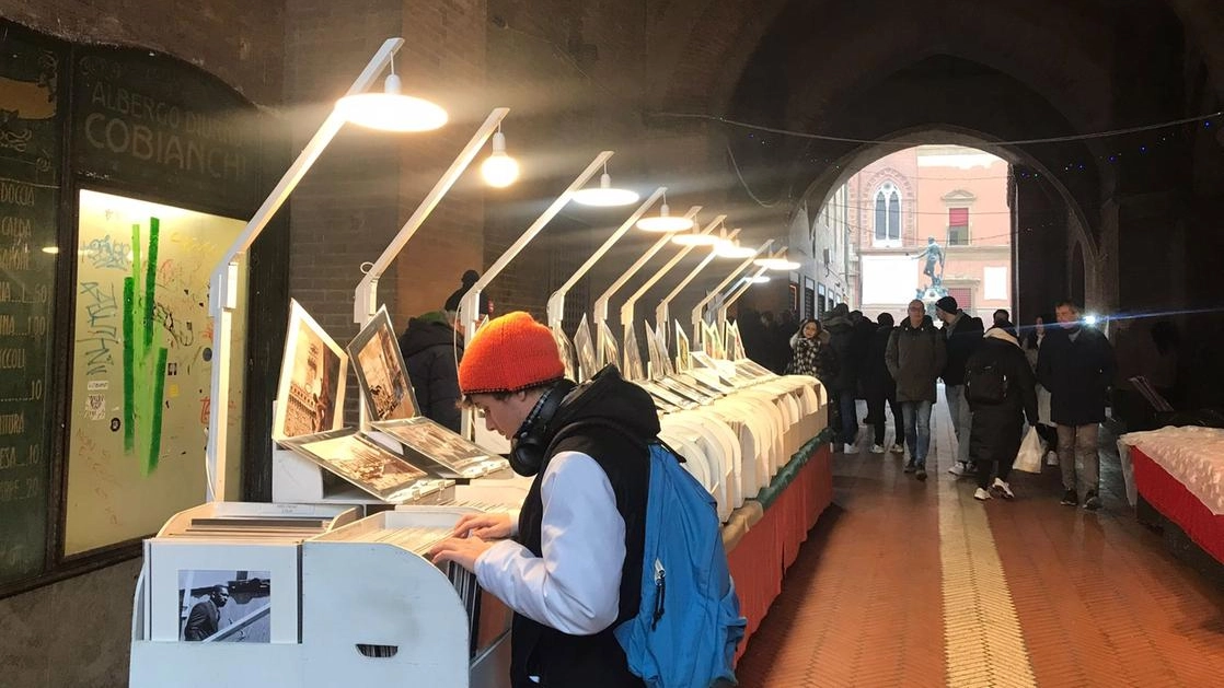 Il mercatino della fiera dell'antiquariato sotto il Volto della Podestà