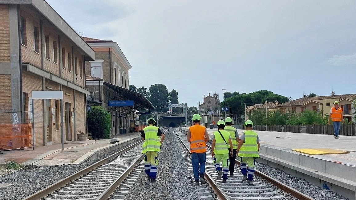 Un sopralluogo degli addetti di Rete ferroviaria italiana alla stazione dei treni di Macerata durante gli ultimi lavori