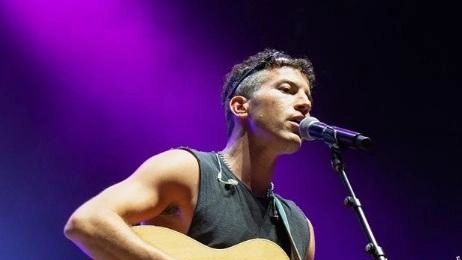 Il riminese Federico Baroni e il videomessaggio della Pausini: "Mi ha voluto sul palco a Pesaro"