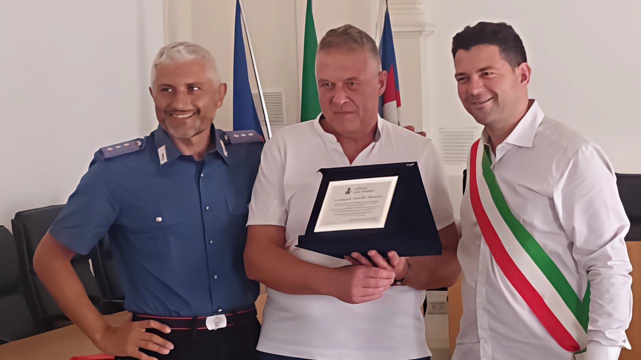 Il luogotenente Maurizio Amadio lascia il comando della stazione carabinieri di Cupra Marittima dopo 25 anni. Viene elogiato per la sua dedizione e integrità. Il nuovo comandante sarà il maresciallo Emiliano Aliprandi.