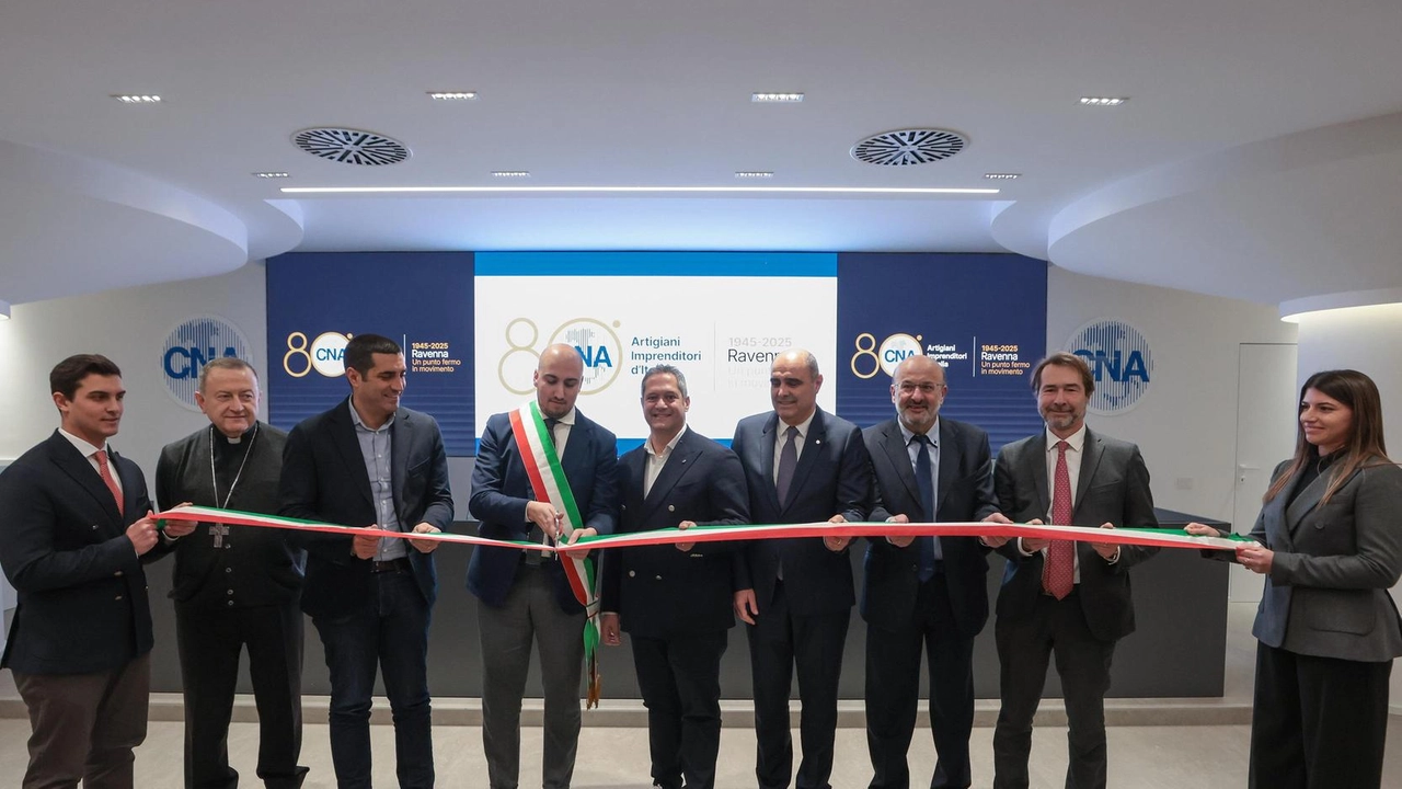 Fabio Sbaraglia, sindaco facente funzioni, inaugura la rinnovata sala della Cna intitolata a Luigi Bedeschi